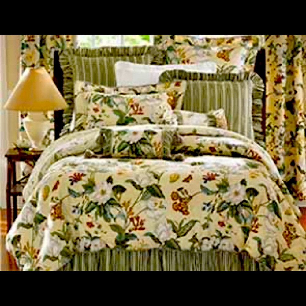 Williamsburg Colonial Garden Magnolia Floral Garden Bedding / Comforter Set.